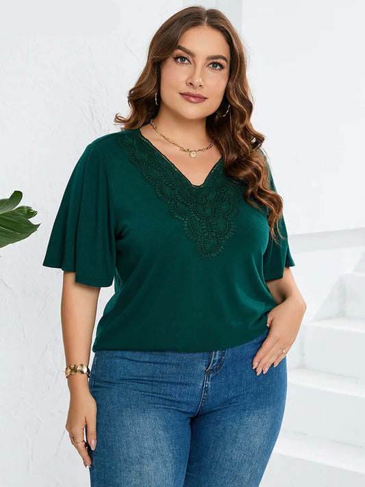 Blusa Plus Size com Renda e Manga Borboleta